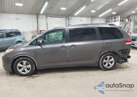 2013 Toyota Sienna Le V6 8 Passenger z USA, uszkodzony, nr VIN 5TDKK3DC7DS331363